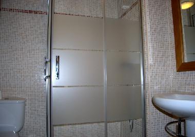 Badezimmer mit Dusche, in der N�he der K�che und des  Einzelbettzimmers