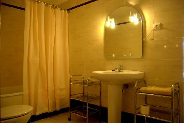 Badezimmer mit Wanne, in suite im groBen Schlafzimmer