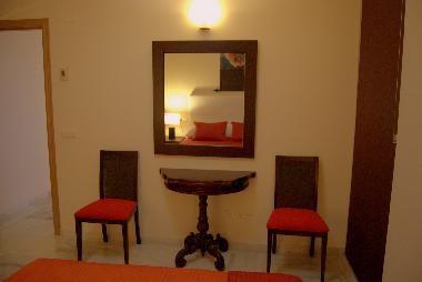 GroBes Schlafzimmer mit Doppelbett