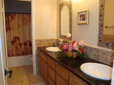 Urlauber Bad mit 2 Waschbecken, Wanne und Dusche