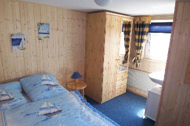 Das dritte Schlafzimmer im Anbau ebenfalls mit Doppelbett
