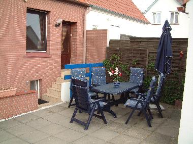 Terrasse mit Gartenm�beln und Sonnenschirm