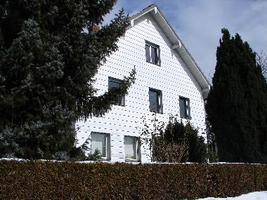 Die Wohnung befindet sich im EG des Hauses