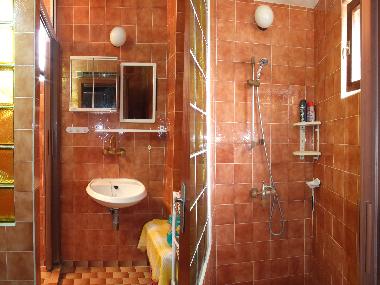 Bad mit Dusche und WC