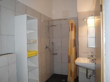 Zimmer 2 - Bad mit Dusche + Toilette