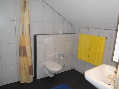 Zimmer 3 - Bad mit Dusche + Toilette