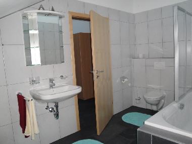 Zimmer 1 - Bad mit Badewanne + Dusche