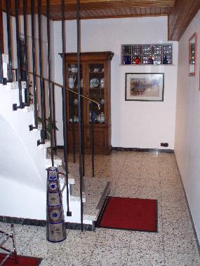 Separater Eingang mit Garderobe