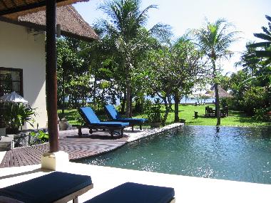 Villa Buka Kecil, Terasse und Pool