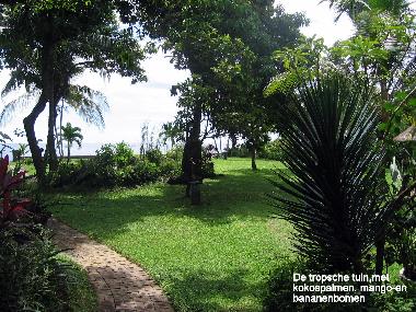 Villa Buka Kecil, Tropischer Garten, mit Blick aufs Meer