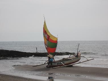 Villa Buka Kecil, Strand mit Fischermann
