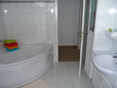 Eins von 4 Badezimmerns, alle mit Badewanne und Duschkabine