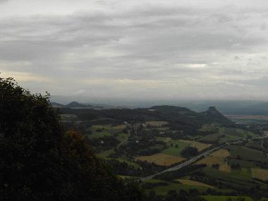Blick von Festung Hohentwiel auf Vulkankegel im Hegau