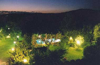 Das Anwesen mit nchtlicher Beleuchtung