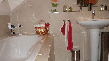 Bad mit Dusche und Badewanne