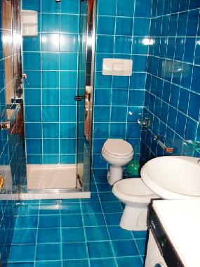 Bad mit Dusche, Wc, Bidet und Waschmaschine