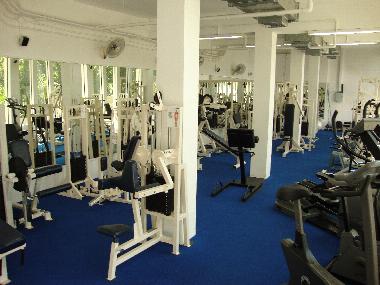 Ein komplettes Fitness Studio liegt nur 20 m �ber die Strasse (individuell zu entgelten).