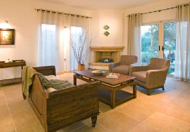 Wohnbereich mit Zugang zur gro�en Terasse