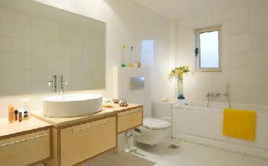 Eines der beiden Badezimmer