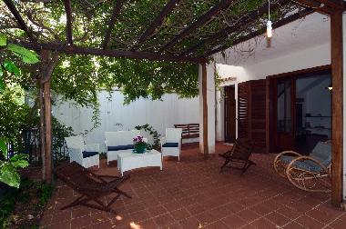 DIE TERRASSE MIT GARTEN