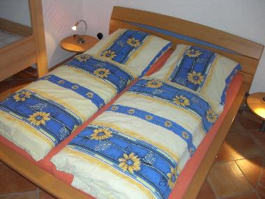 Schlafzimmer mit Doppel- und Etagenbett