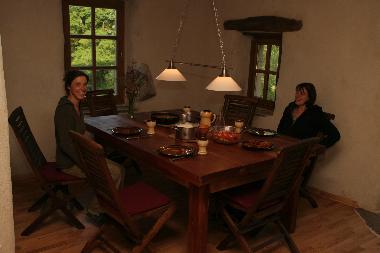 Ein Esstisch (Scheune)