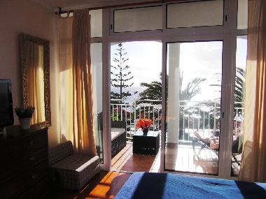 Der Wohnbalkon mit Sofa , Sonnenliege und herrlichem Meerblick