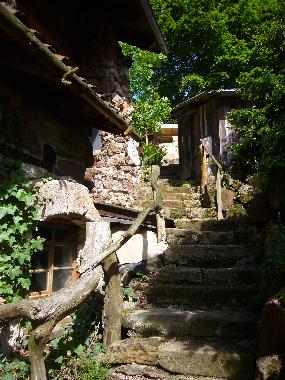 Perfekt harmonieren Stein mit Holz, Altes mit Neuem