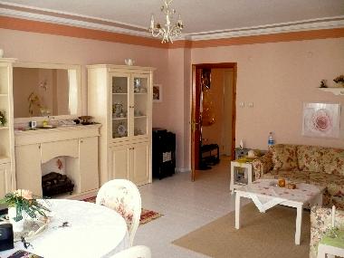 ...Wohnzimmer mit dimmbarer Rundum-Beleuchtung hinter dem Stuck...