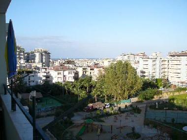 ...Balkonblick �ber den Park mit Spielplatz und kleinem Park bis zum Meer...