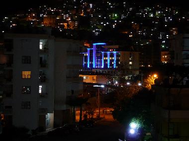 ...Balkonblick nachts auf den Berg-Ortsteil Tepe und auf das Can-Krankenhaus...