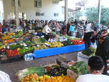Der Dienstag-Markt vor den Markhallen...