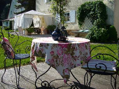 Herrlich - schon die Morgensonne beim Fr�hst�ck im Gr�nen genie�en