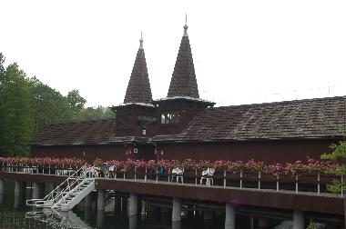 Die ber�hmten Doppelt�rme von HEVIZ- Thermalbadesee