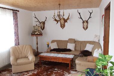 Das Jagdzimmer mit gemtlicher Sitzlandschaft.