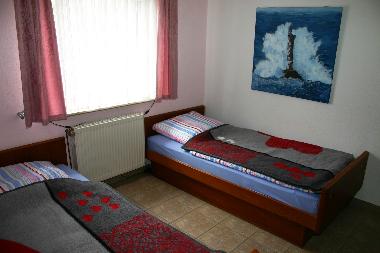 Bilder von regionalen Knstlerinnen prgen die Einrichtung.