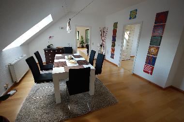 Essdiele mit ausziehbarem Tisch und sechs gem�tlichen Schwingst�hlen