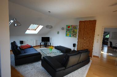 Schlafzimmer mit zus�tzlicher Sitzgruppe (verstellbare Arm- und R�ckenlehnen) und Zugang zum Balkon,