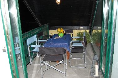 �berdachter Balkon (Westausrichtung) mit Sitzgruppe