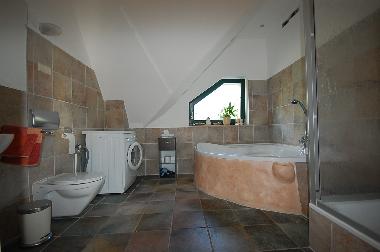 Bad mit Eckwanne, separater Dusche, Fu�bodenheizung und Waschmaschine