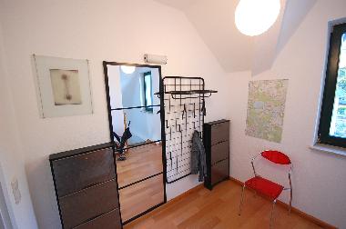 gro�z�giger Eingangsbereich mit Garderobe und Schuhschr�nken