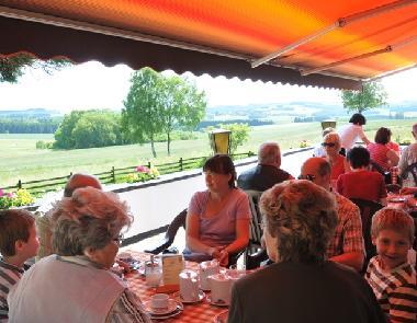 G�ste auf unserer Terrasse mit Panoramablick