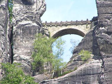 Die Bastei - Brcke von der Elbe, von unten gesehen