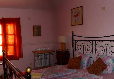 Schlafzimmer mit Queensize-Bett