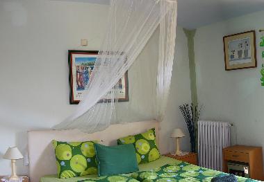Schlafzimmer mit Queensize-Bett