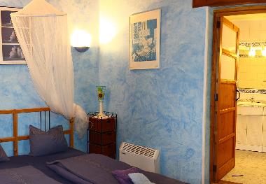 Schlafzimmer mit Kingsize-Bett