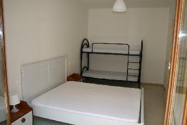 Schlafzimmer mit Kingsize 2P Bett und Etagenbett