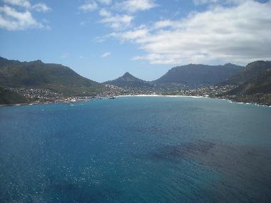 Blick vom \"Chapmans Peak Drive\" auf den Fischerort Hout Bay am Atlantik ( 15 min. von hier )