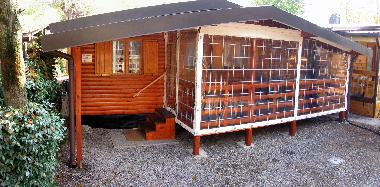 Mit Kunststoff-Schirm geschlossen auch herlich warm am Abend