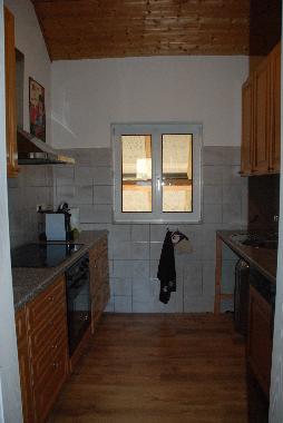 Kche mit Cerankochfeld, Backofen, Splmaschine, Microwelle und allem Zubehr